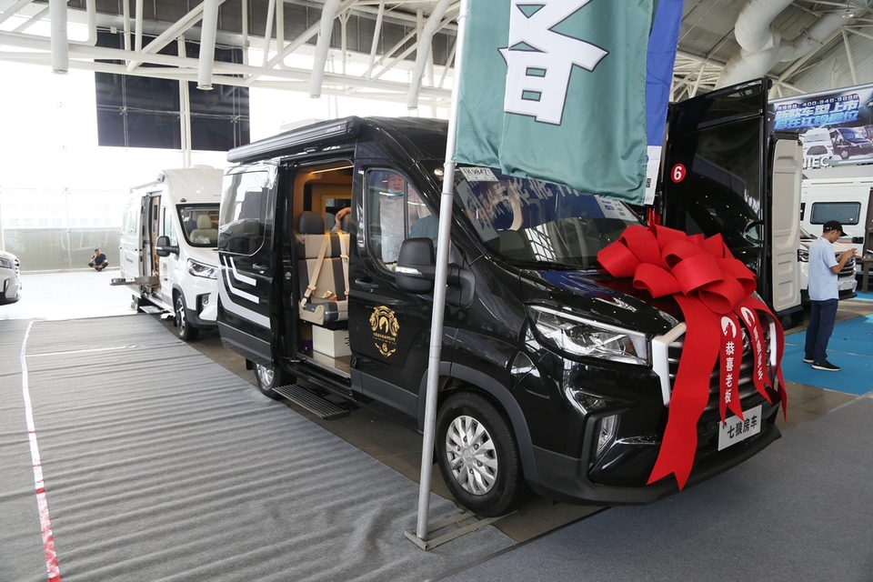 短轴高顶房车