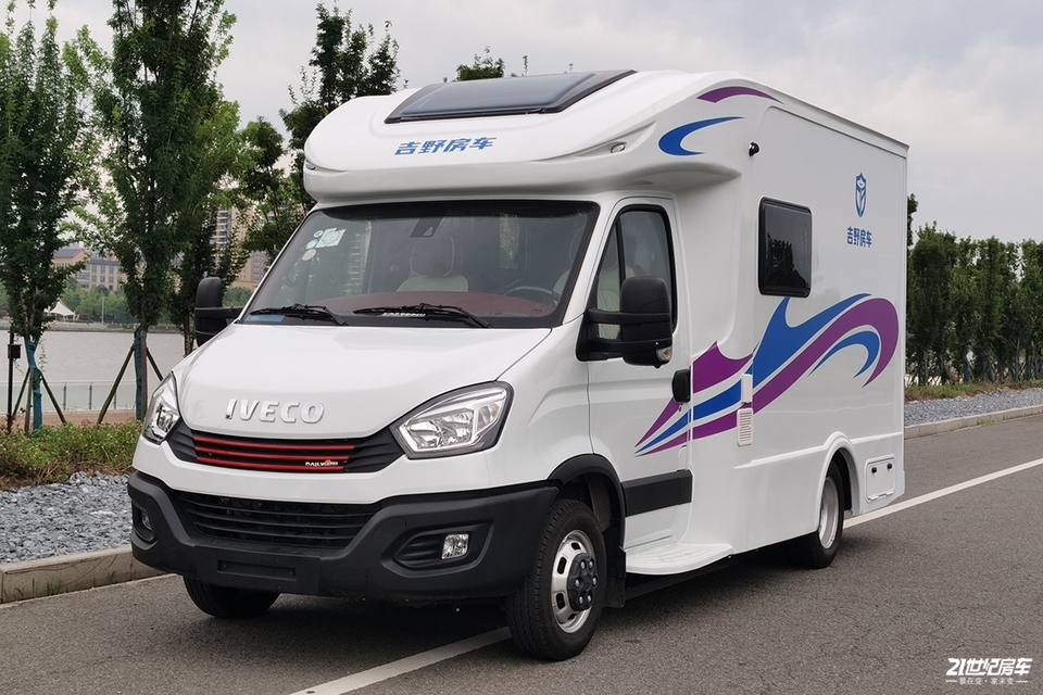 小额头C型房车