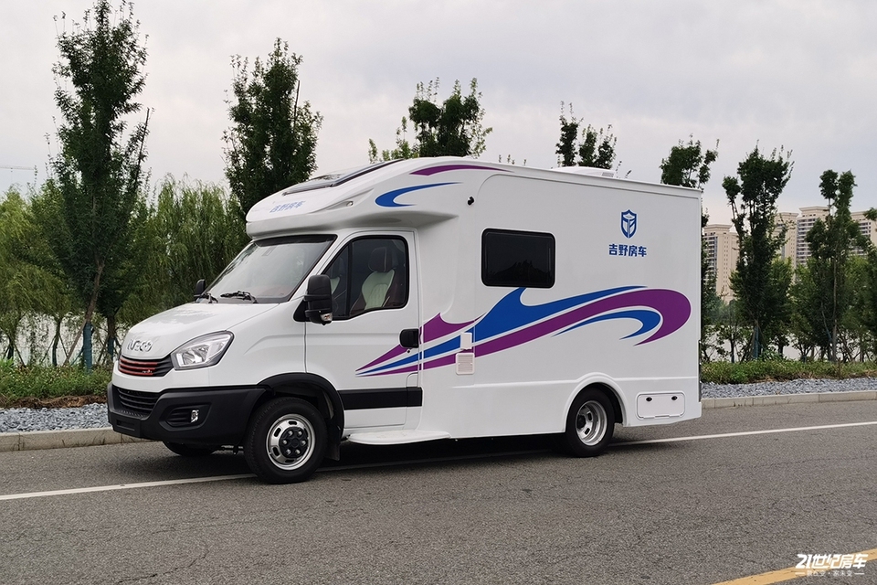 小额头C型房车